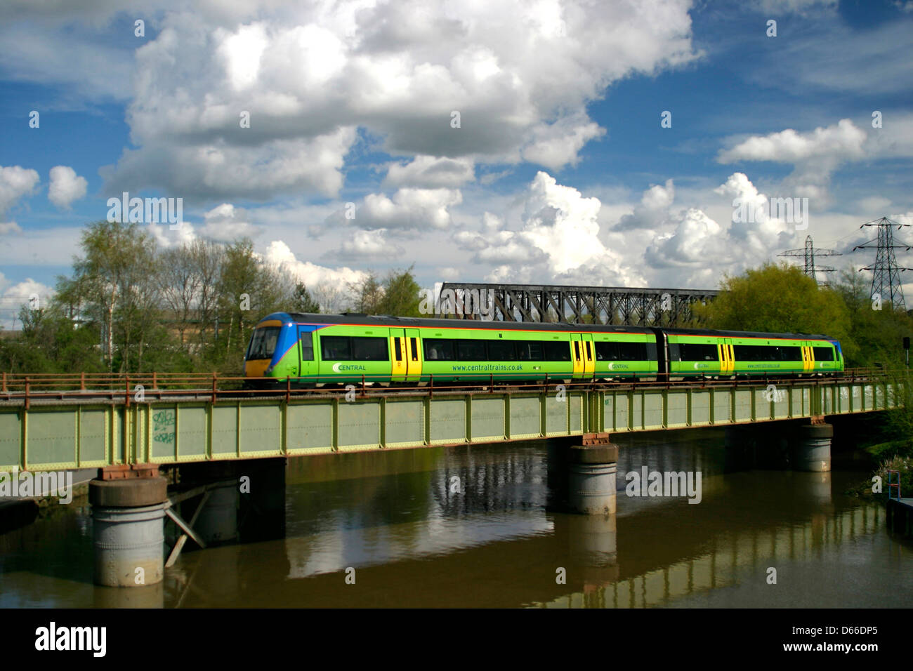 Treni centrale 170 unità diesel turbostar treno attraversa il fiume Nene nella stazione di Peterborough, CAMBRIDGESHIRE Foto Stock