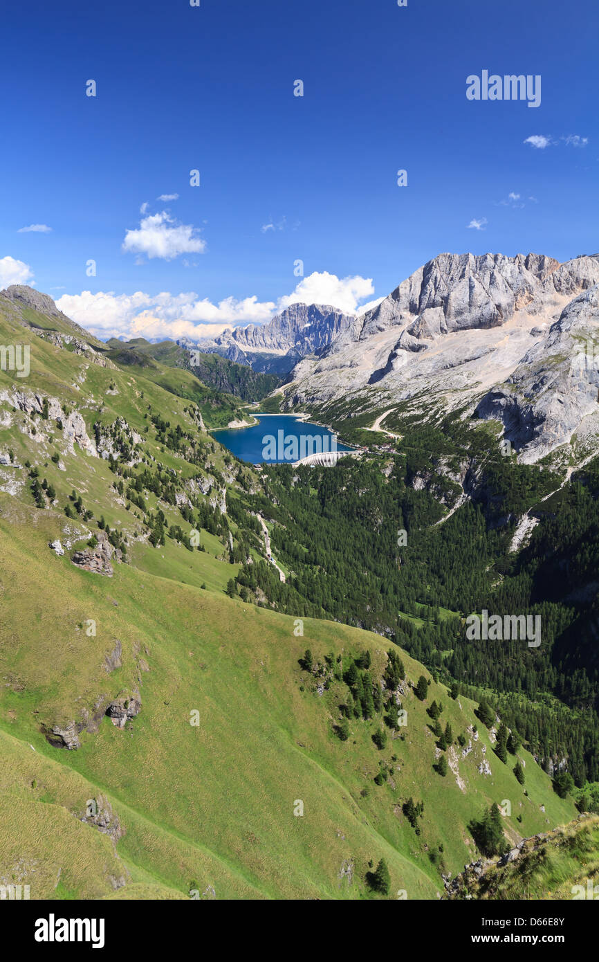 Estate vista del monte Marmolada e Lago Fedaia, Trentino - composizione verticale Foto Stock