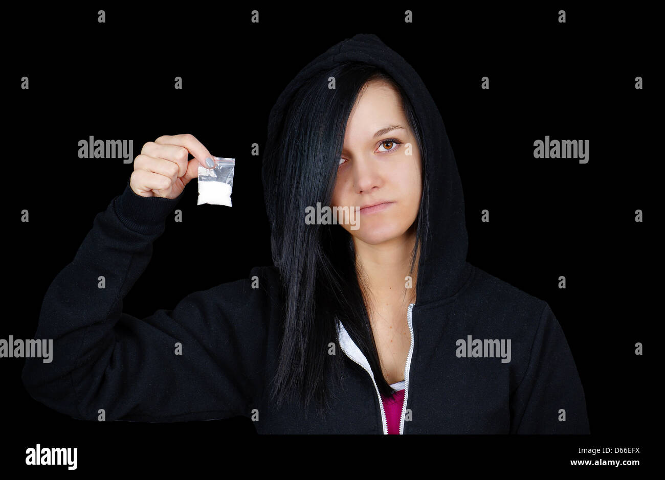 Cupo giovane donna o teen addict con farmaci su nero Foto Stock