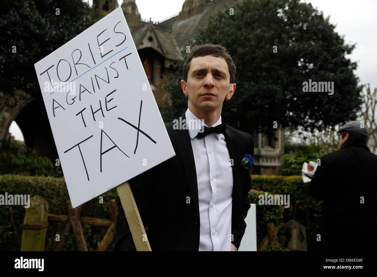 Londra, Regno Unito. Il 13 aprile 2013. "Chi vuole sfrattare un milionario?' evento tenutosi dal Regno Unito sono state non tagliato utilizzando la disobbedienza civile a Londra per protestare contro una massiccia ondata di tagli che colpiscono milioni di persone in tutto il paese. I dimostranti sono stati holding cartelloni mentre si cammina verso il Signore Freud's house di Highgate. Credito: Lydia Pagoni /Alamy Live News Foto Stock