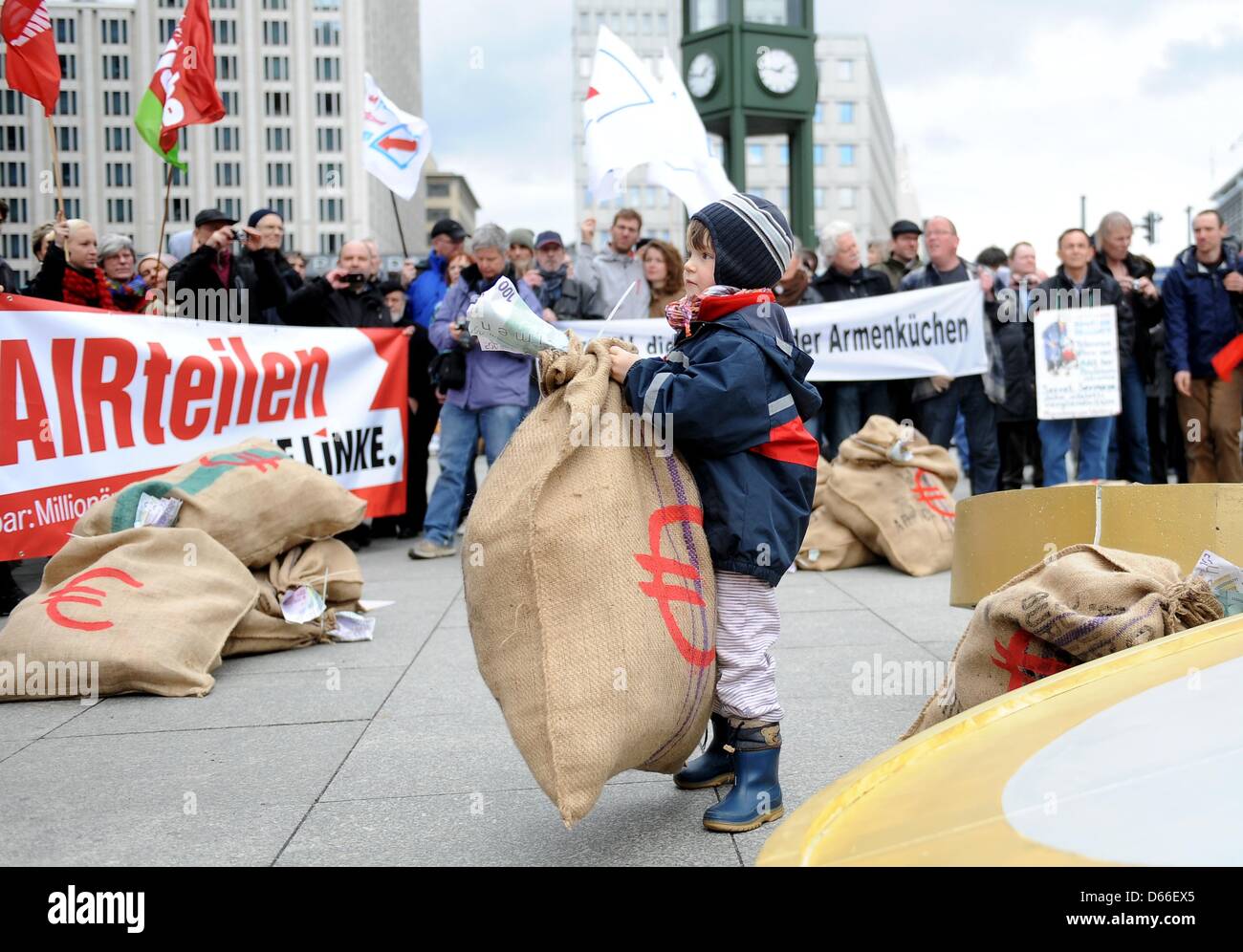 Matilda mani un simbolico denaro sacchetto durante una manifestazione di protesta contro le ingiustizie sociali a Potsdamer Platz a Berlino, Germania, 13 aprile 2013. L'Alleanza umFAIRteilen, il benessere e le organizzazioni sociali, i sindacati e i sostenitori dell'Alleanza era chiamato per l'azione. Foto: BRITTA PEDERSEN Foto Stock