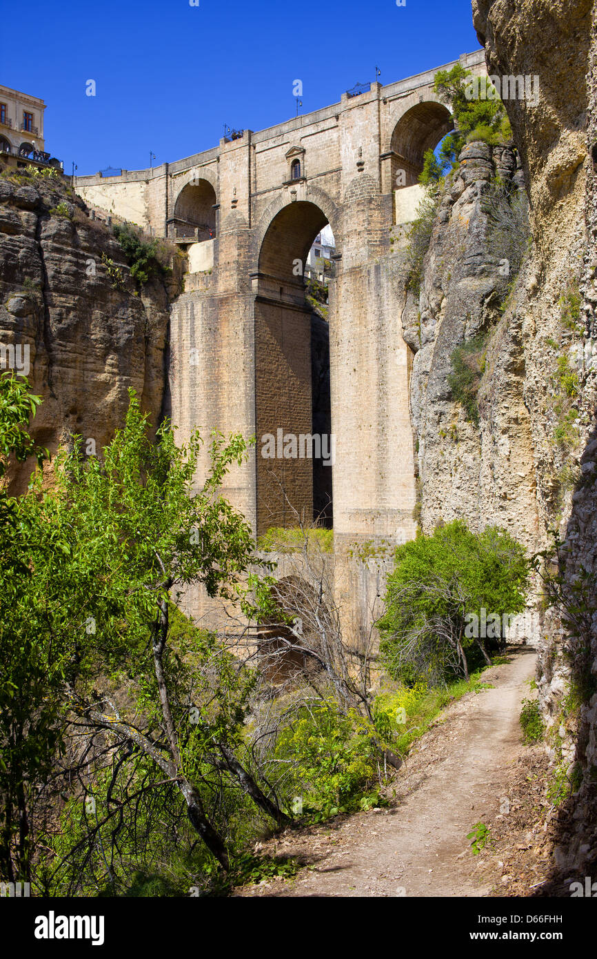 El tajo gorge nuovo ponte (spagnolo: Puente Nuevo) dal XVIII secolo in ronda, Andalusia, Spagna. Foto Stock