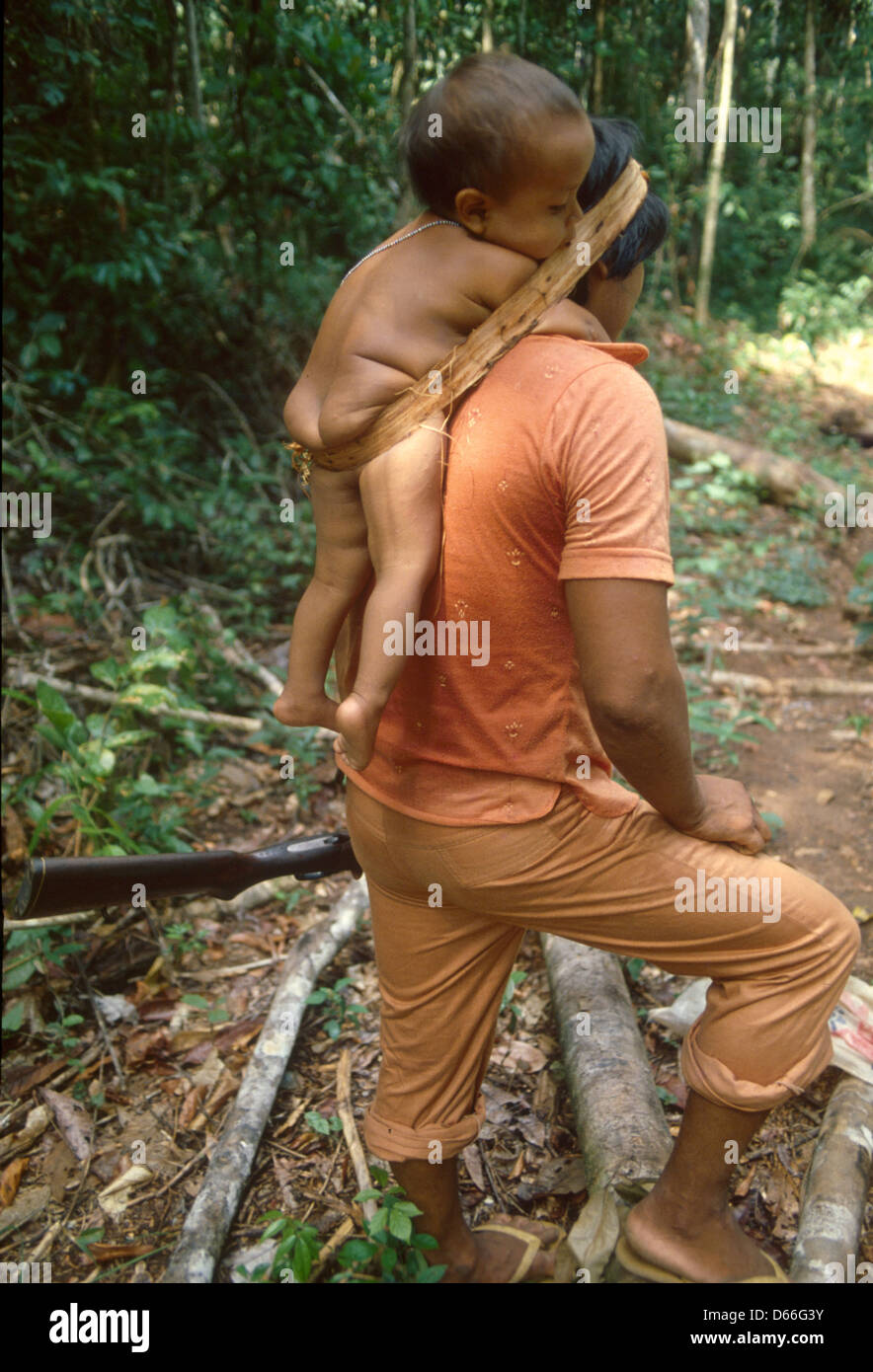 Suruí do Tocantins indigeni, Amazon rain forest, Brasile. Padre bambino portando sulla sua testa e shouders. Foto Stock