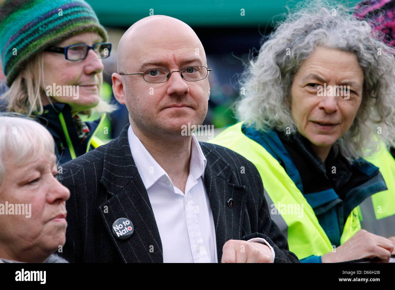 Glasgow, Scotland, Regno Unito 13 aprile 2013. Lotta contro le armi nucleari e Anti Trident marzo e di dimostrazione a partire da George Square, Glasgow, Scozia e sfilando il giro del centro città prima di terminare in un rally torna a George Square. Circa 5000 attivisti hanno partecipato da tutto il Regno Unito e che rappresentano diversi anti organizzazioni nucleari. Questo è stato un mese di marzo per organizzare il supporto per una massa di sit-in a Faslane base navale di lunedì 15 aprile 2013. Patrick Harvie, MSP e organizzatore del scozzese del partito dei Verdi, fotografata sulla linea del fronte della parata. Credito: Findlay/Alamy Live News Foto Stock