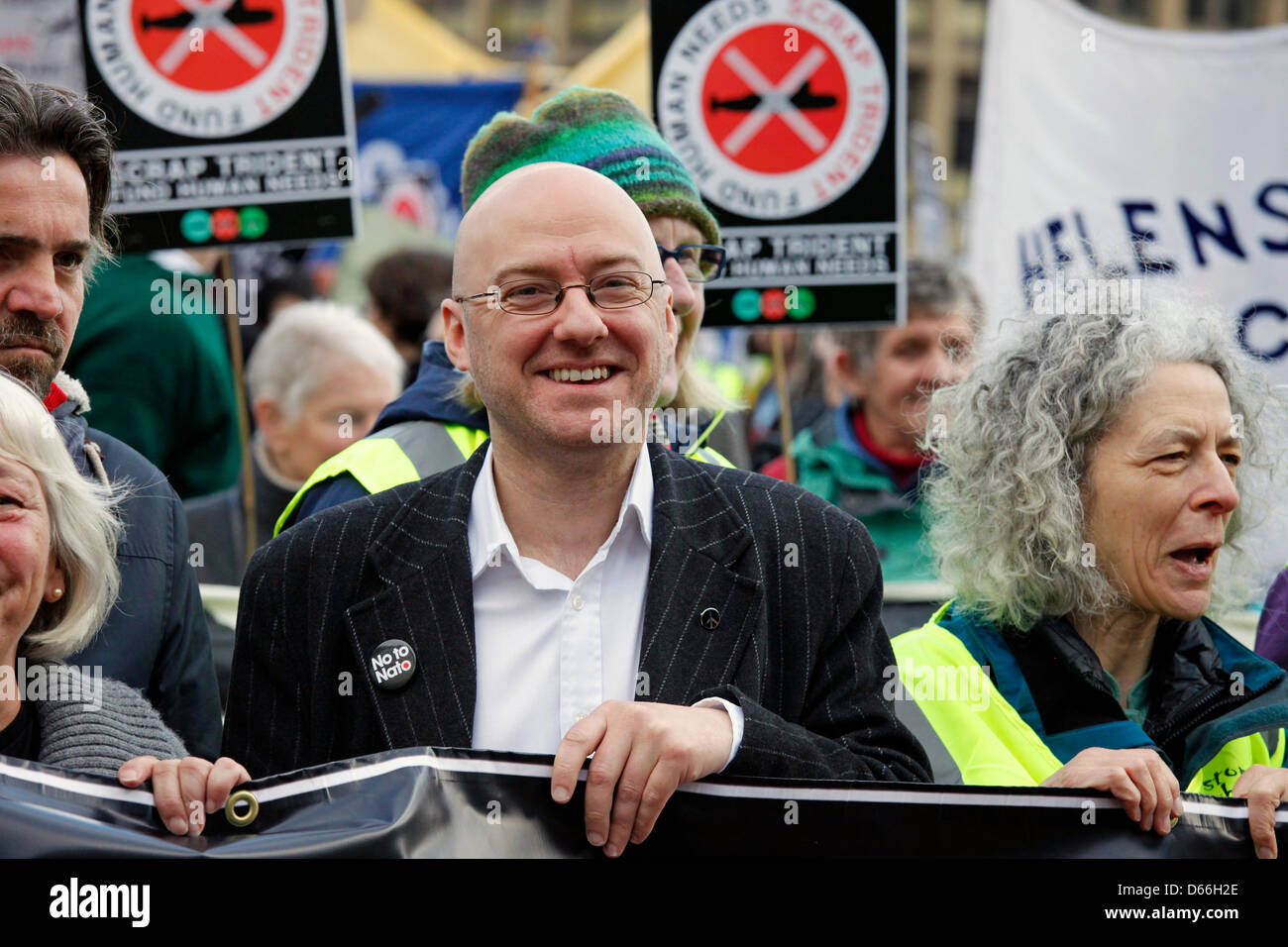 Glasgow, Scotland, Regno Unito 13 aprile 2013. Lotta contro le armi nucleari e Anti Trident marzo e di dimostrazione a partire da George Square, Glasgow, Scozia e sfilando il giro del centro città prima di terminare in un rally torna a George Square. Circa 5000 attivisti hanno partecipato da tutto il Regno Unito e che rappresentano diversi anti organizzazioni nucleari. Questo è stato un mese di marzo per organizzare il supporto per una massa di sit-in a Faslane base navale di lunedì 15 aprile 2013. Patrick Harvie MSP e organizzatore di Scottish Partito Verde illustrata a linea di font della protesta. Credito: Findlay/Alamy Live News Foto Stock