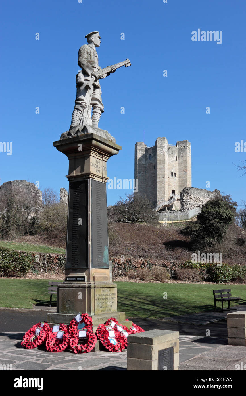 Conisbrough Prima Guerra Mondiale Memorial con Conisbrough Castle in background Foto Stock