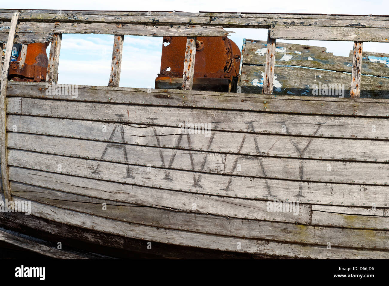 Intagliare sulla barca da pesca a Dungeness, Kent, Regno Unito. Foto Stock