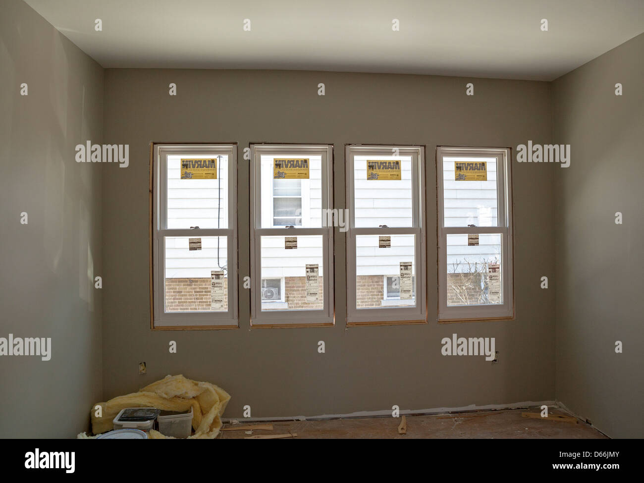 Un precluso house ottiene un makeover completo in ogni camera, comprese le nuove finestre. Foto Stock