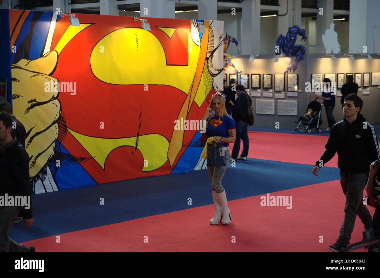 31 comica internazionale Fiera di Barcellona (Internazionale Saló del Còmic de Barcelona) è questo fine settimana. Superman picture e una ragazza con superman t-shirt Foto Stock