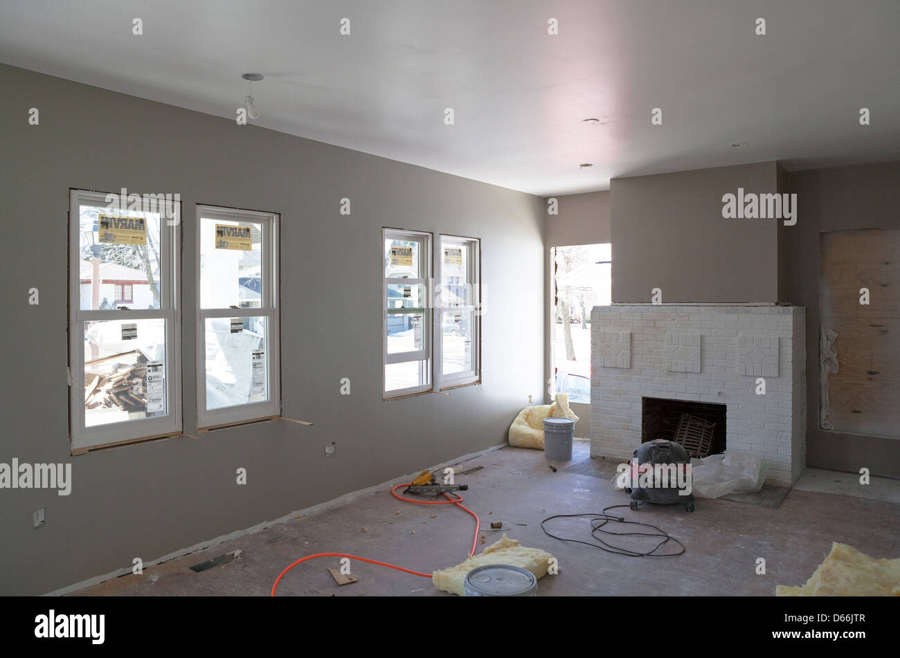 Un precluso house ottiene un makeover completo in ogni camera, comprese le nuove finestre. Foto Stock