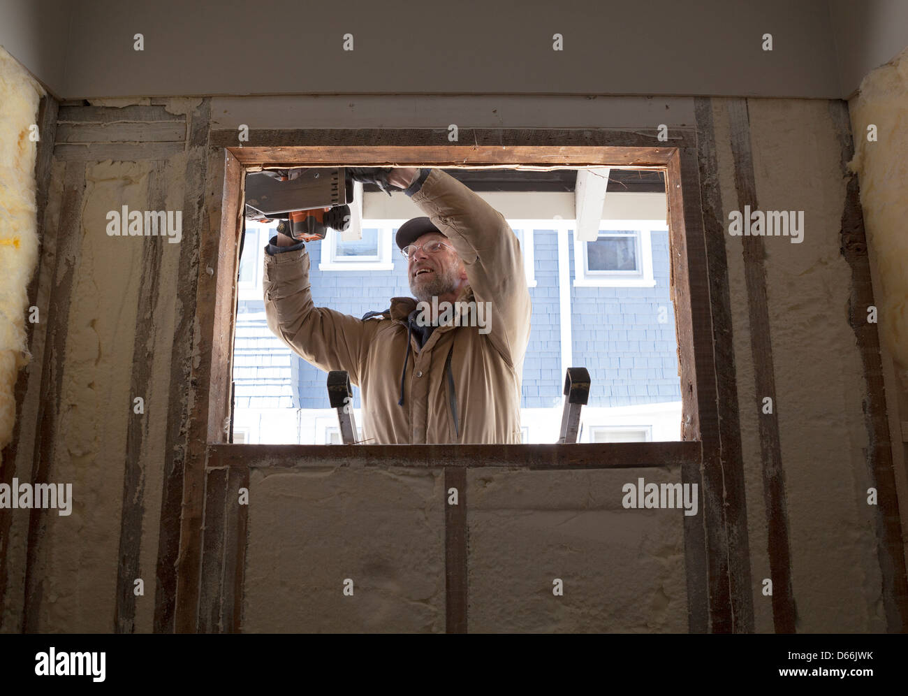 Un precluso house ottiene un makeover completo in ogni camera, comprese le nuove finestre. Foto Stock