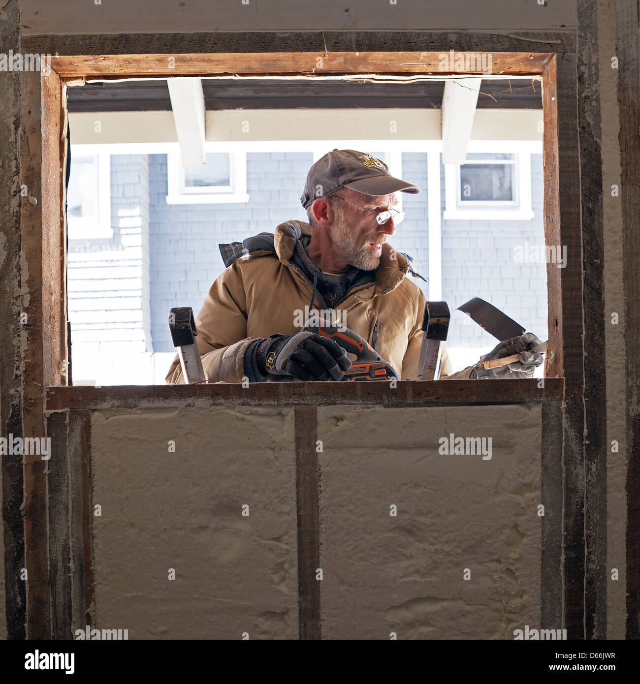 Un precluso house ottiene un makeover completo in ogni camera, comprese le nuove finestre. Foto Stock