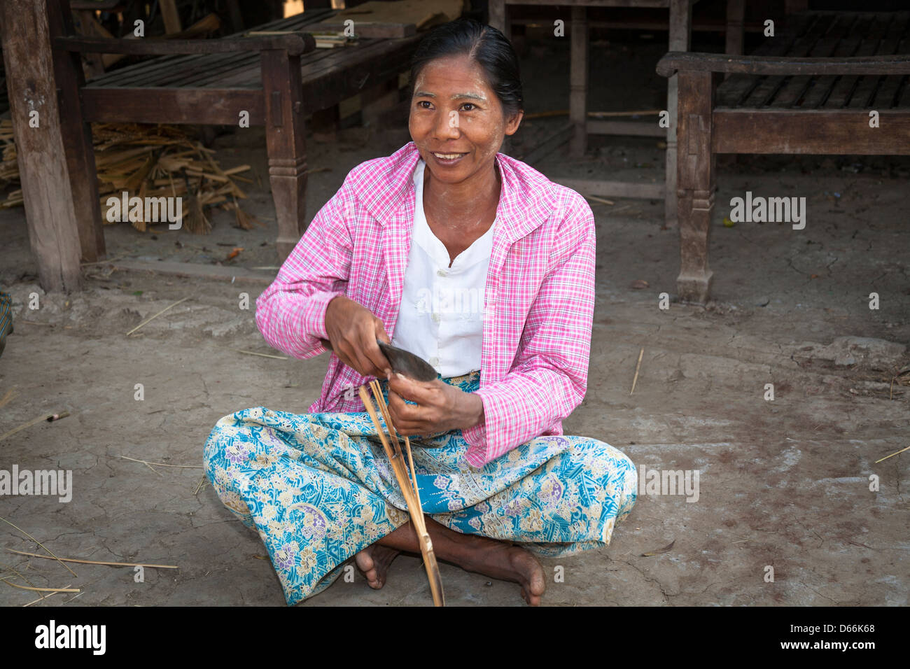 Donna di bambù di suddivisione per rendere una ventola, Yay Kyi village, Mandalay Myanmar (Birmania) Foto Stock