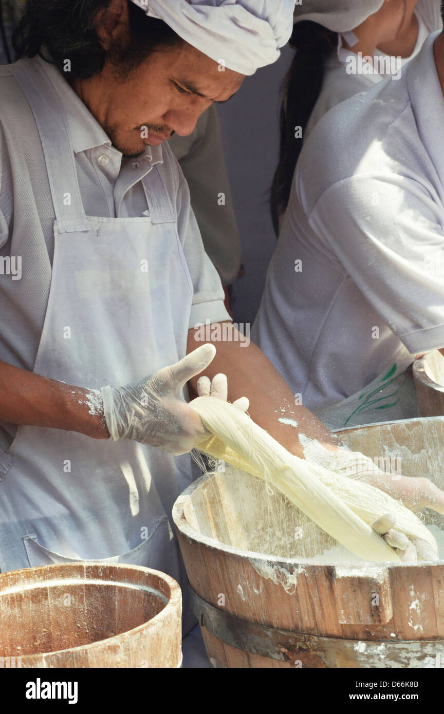 Lo chef prepara tradizionale cibo tailandese Foto Stock