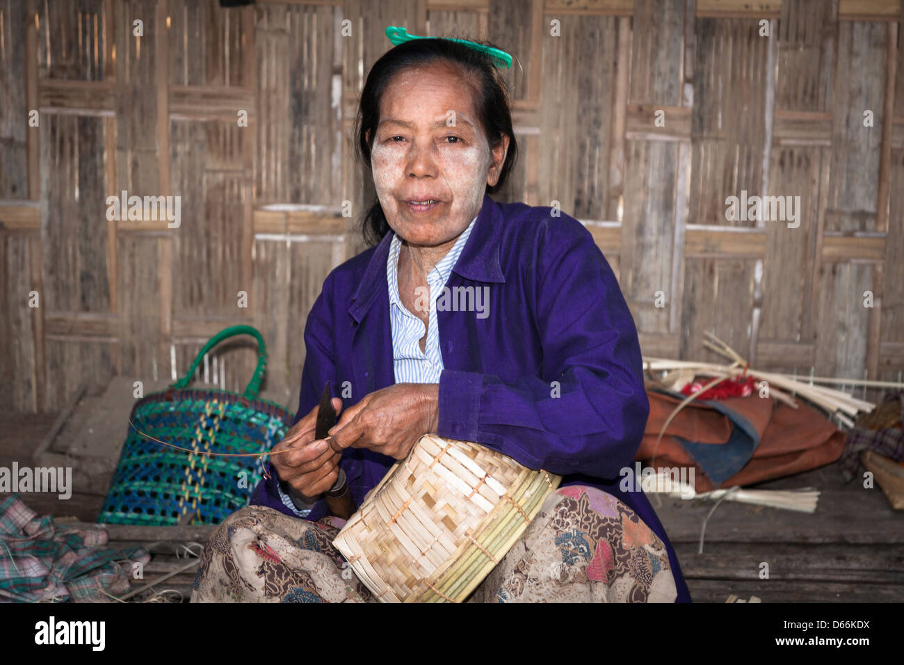 Donna che fa un cestello, Yay Kyi village, Mandalay Myanmar (Birmania) Foto Stock