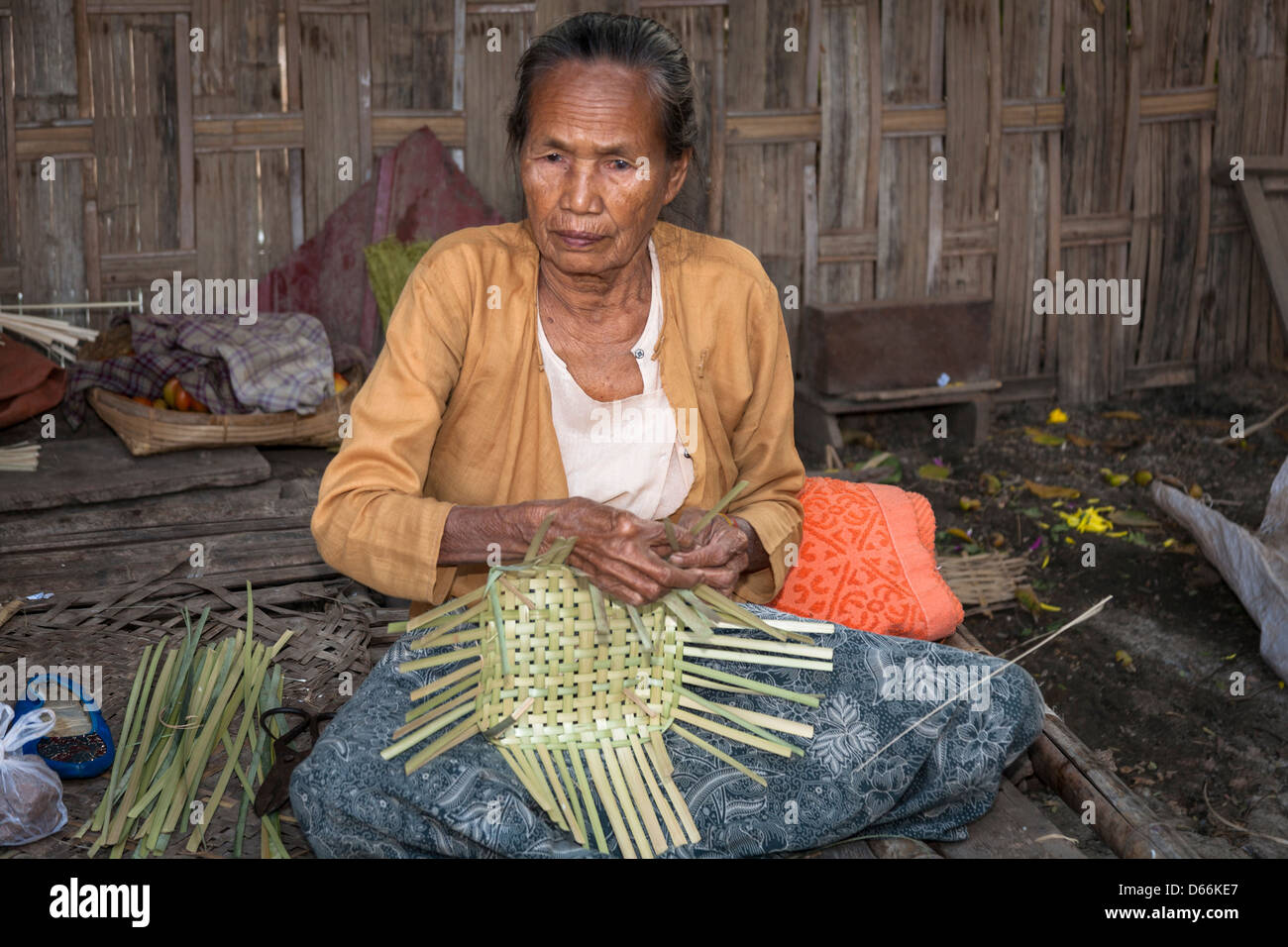 Donna anziana rendendo un cestello, Yay Kyi village, Mandalay Myanmar (Birmania) Foto Stock