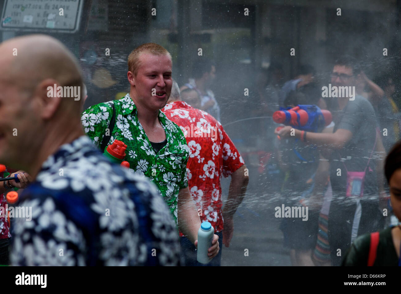 Bangkok, Thailandia, Aprile 13th, 2013. Le persone che si godono il festival dell'acqua. Bangkok festeggia il Songkran, il thai Anno Nuovo. Songkran è nel periodo più caldo dell'anno in Thailandia alla fine della stagione secca e fornisce un alibi per le persone a raffreddare in acqua amichevole i combattimenti che si svolgono in tutto il paese. Credito: Kraig Lieb / Alamy Live News Foto Stock