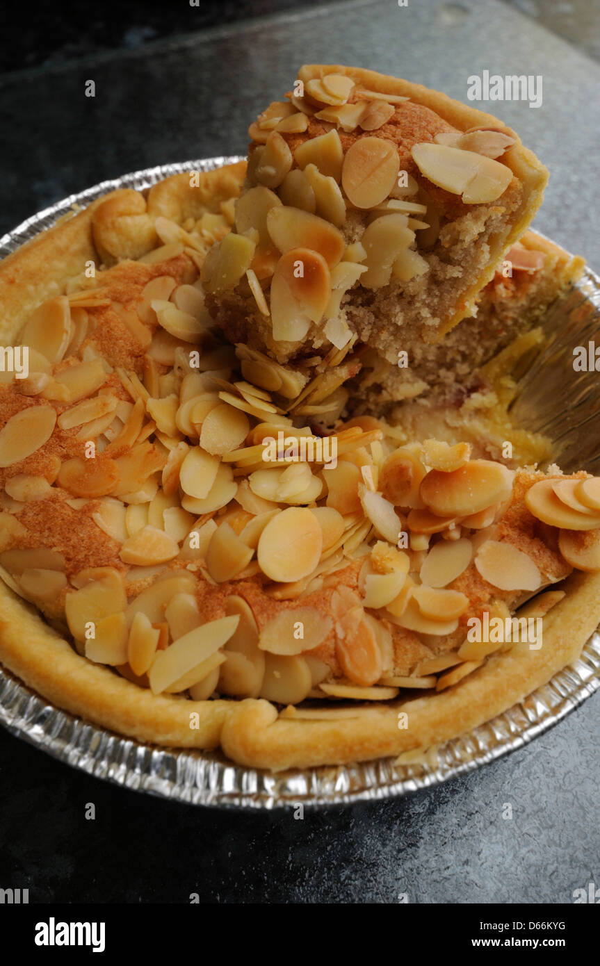 Close-up di un tradizionale Bakewell Tart con una fetta tagliata Foto Stock