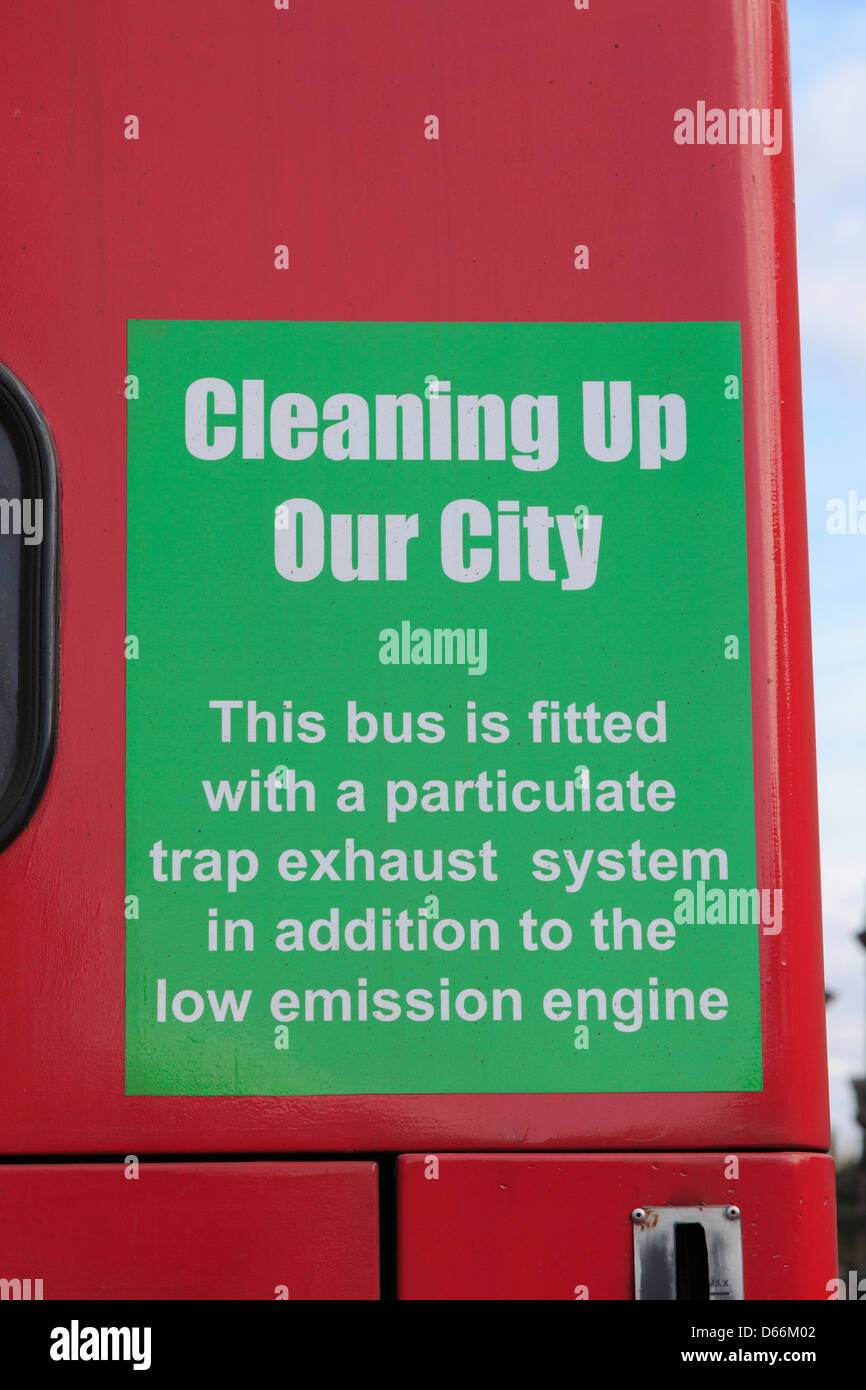 Segno ambientali ecologicamente amichevole City sightseeing bus con motore a bassa emissione in Oxford, Oxfordshire, England, Regno Unito Foto Stock