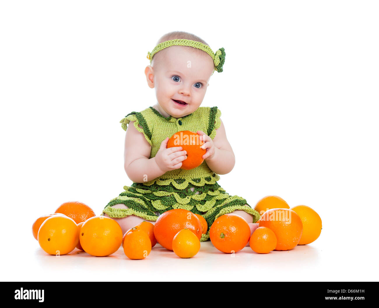 Happy Baby girl con frutti isolato su bianco Foto Stock