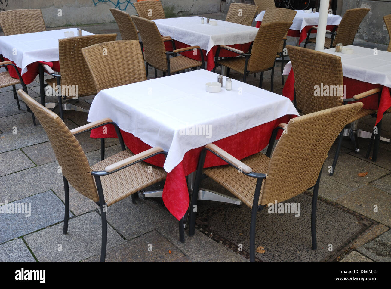 Tabelle vuote in una street cafe Foto Stock