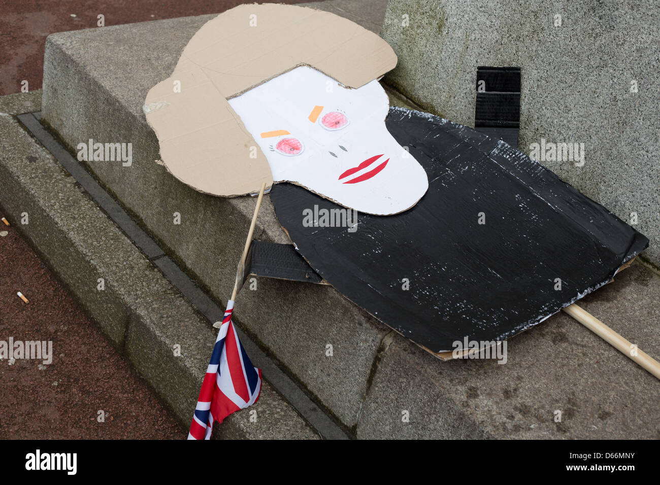 Glasgow, Scozia. Sabato 13 Aprile 2013. I rottami Trident missili nucleari di dimostrazione in George Square e strade circostanti in Glasgow.Credit: Jeremy sutton-hibbert /Alamy Live News Foto Stock Glasgow, Scozia. Sabato 13 Aprile 2013. I rottami Trident missili nucleari di dimostrazione in George Square e strade circostanti in Glasgow.Credit: Jeremy sutton-hibbert /Alamy Live News Foto Stock