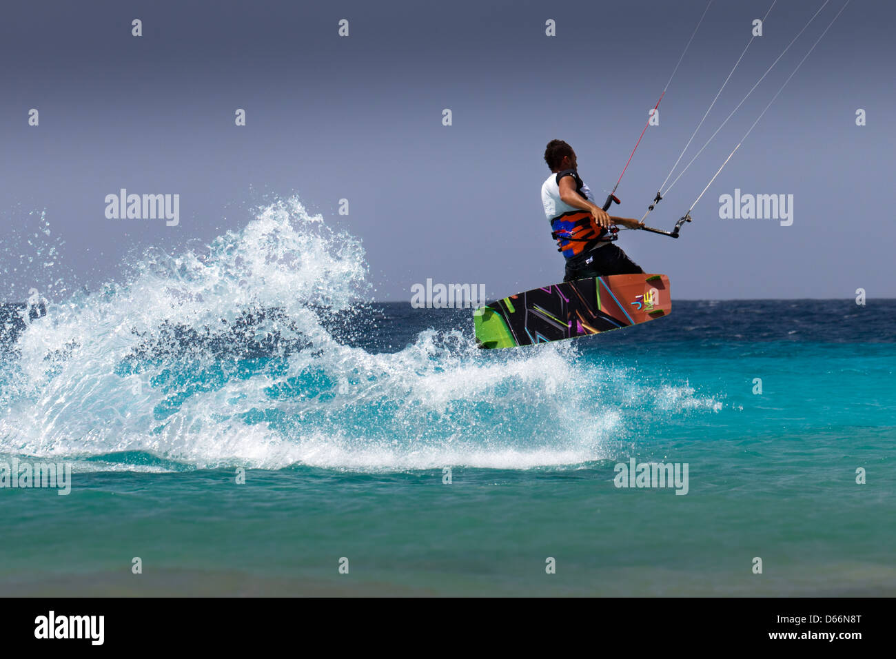 Kite surfer arrivare un po' di aria durante la corsa laterale sulla terraferma Bonaire east coast. Dutch Antille olandesi. Foto Stock