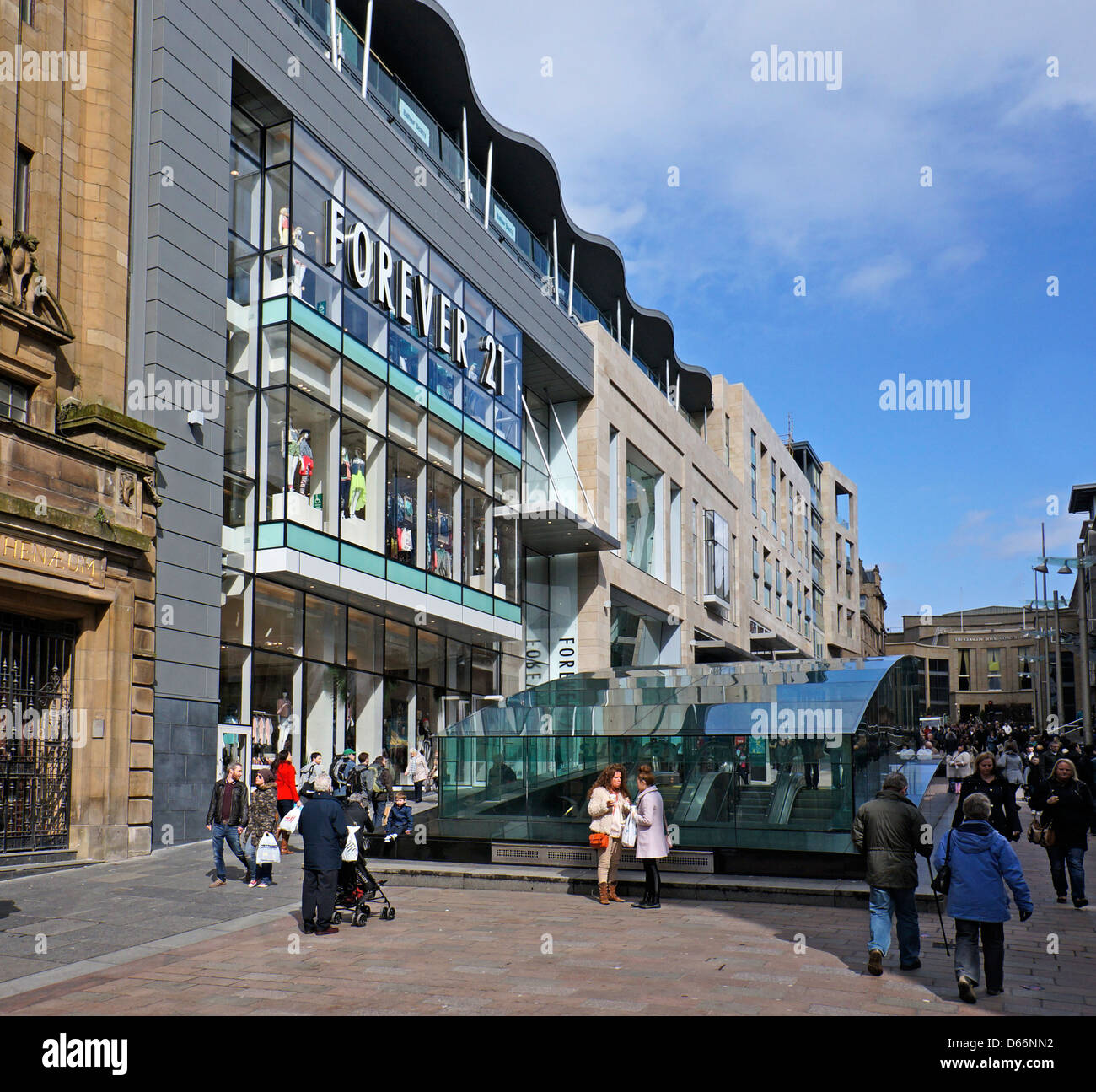 Shopping nuovo sviluppo a 185-221 Buchanan Street Glasgow Scozia con ingresso a Buchanan Street Stazione della metropolitana davanti. Foto Stock