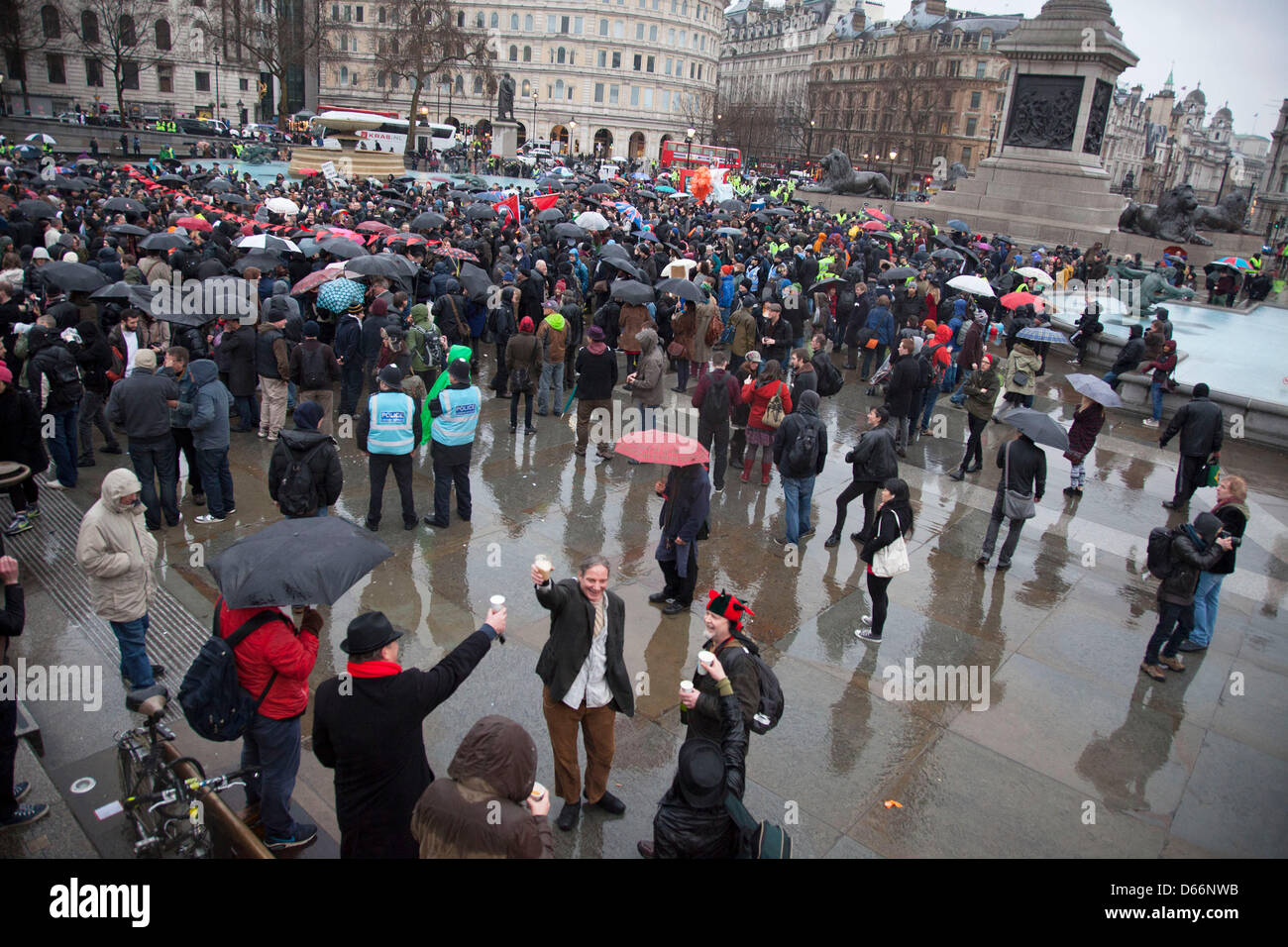 Centinaia di persone si riuniscono per la Margaret Thatcher morte Party a Londra per celebrare il compianto Primo ministro passando lontano. Foto Stock