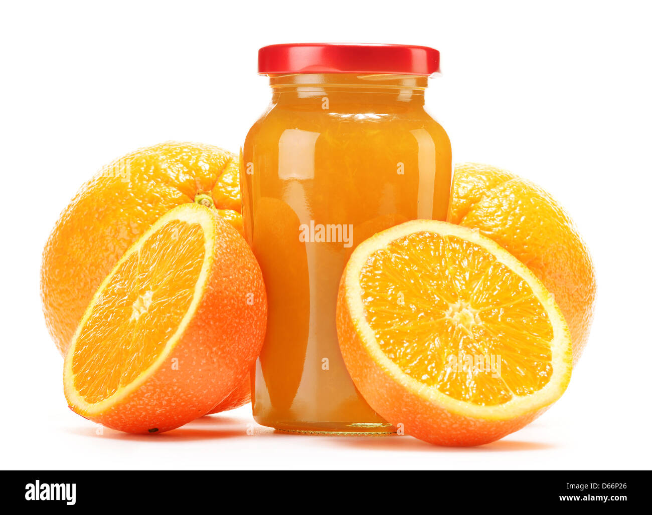 Il vetro e la brocca di succo di arancia, un vasetto di marmellata e frutta. Varietà di prodotti arancione Foto Stock