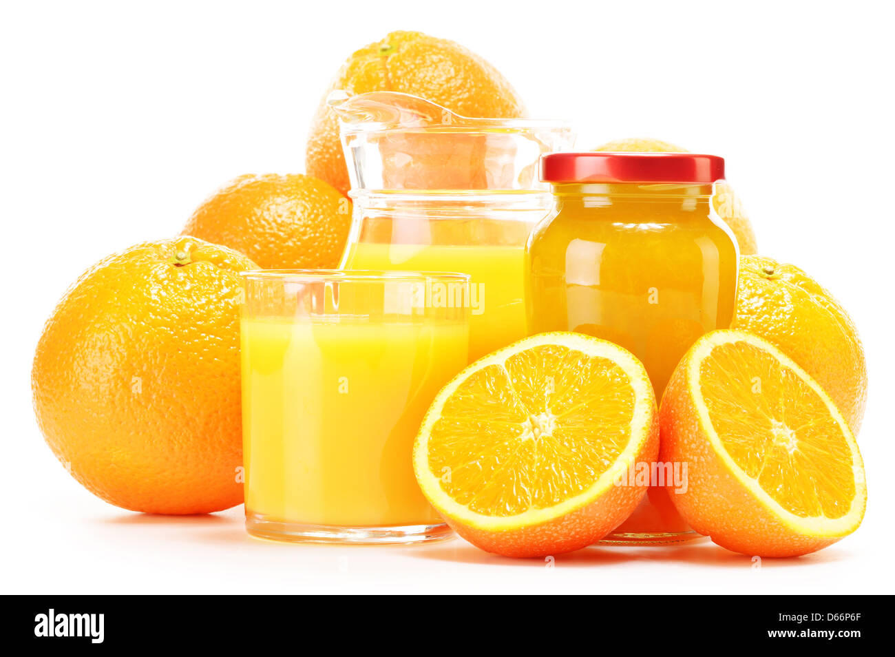 Il vetro e la brocca di succo di arancia, un vasetto di marmellata e frutta. Varietà di prodotti arancione Foto Stock