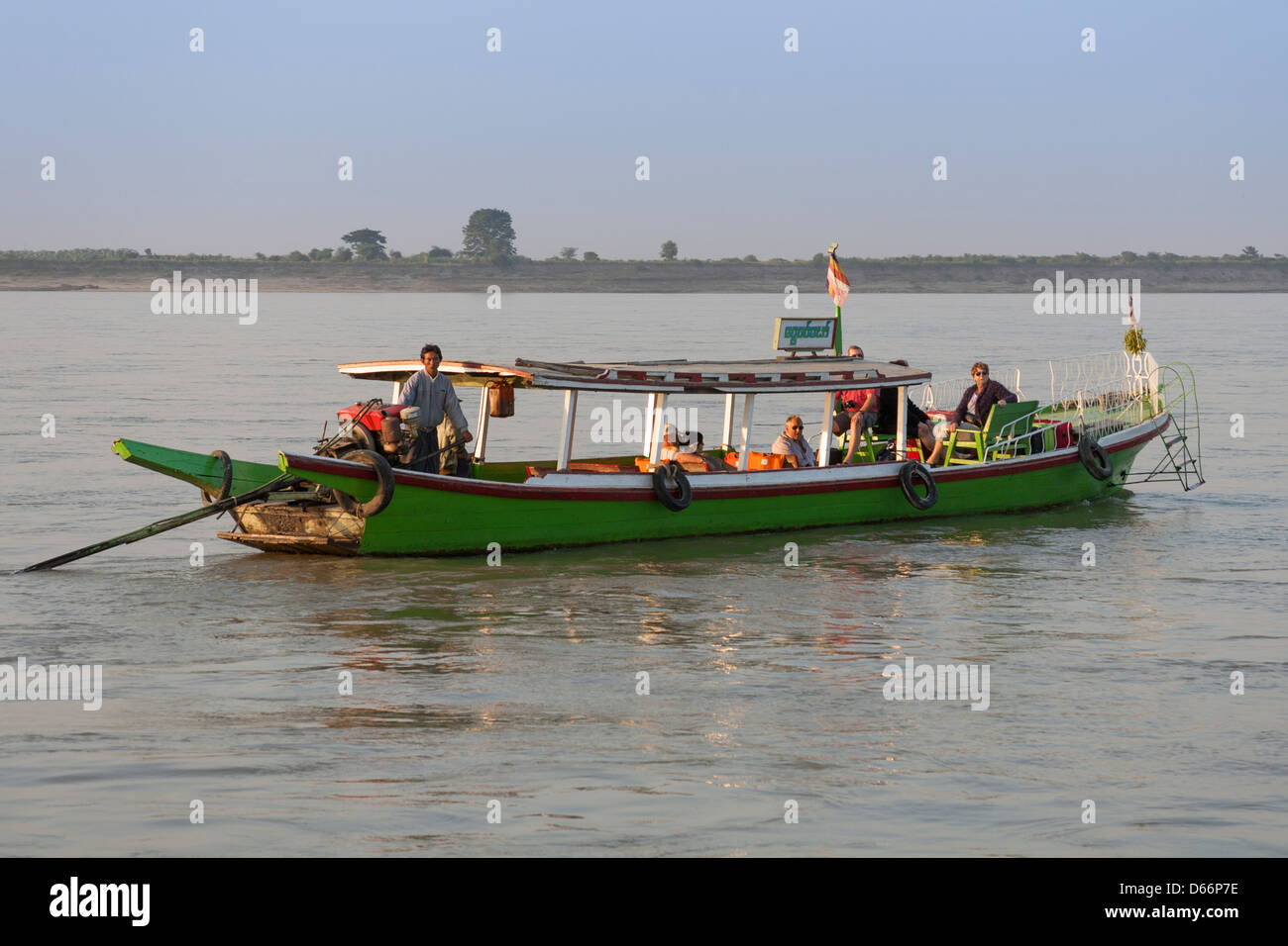 I turisti a bordo di una barca sul fiume Irrawaddy, Bagan, Myanmar (Birmania) Foto Stock