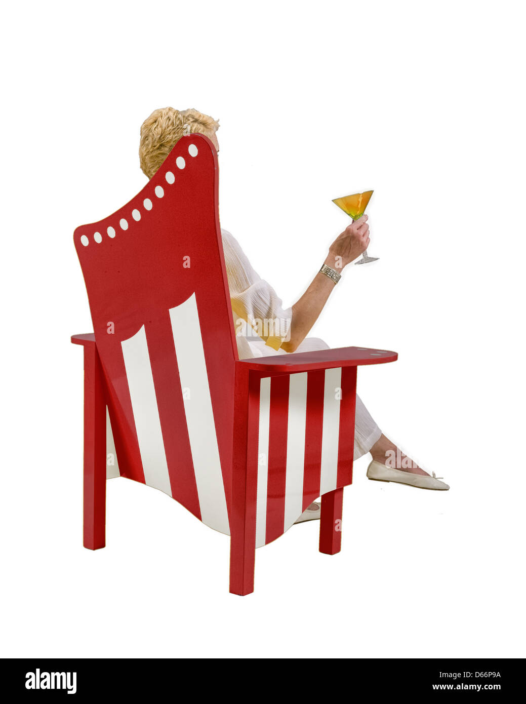 Red Beach Lawn sedia anonimo donna detiene un drink Foto Stock