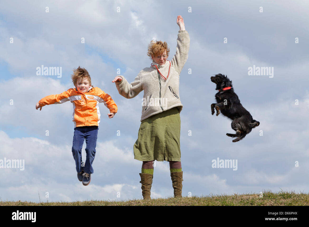 La madre e il figlio a formare il loro cane di famiglia Foto Stock