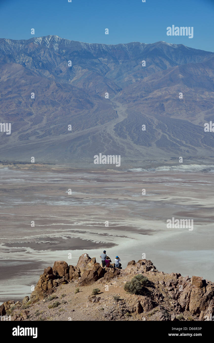 Famiglia godetevi lo scenario della Dante nella vista. Parco Nazionale della Valle della Morte, California, Stati Uniti d'America. Foto Stock