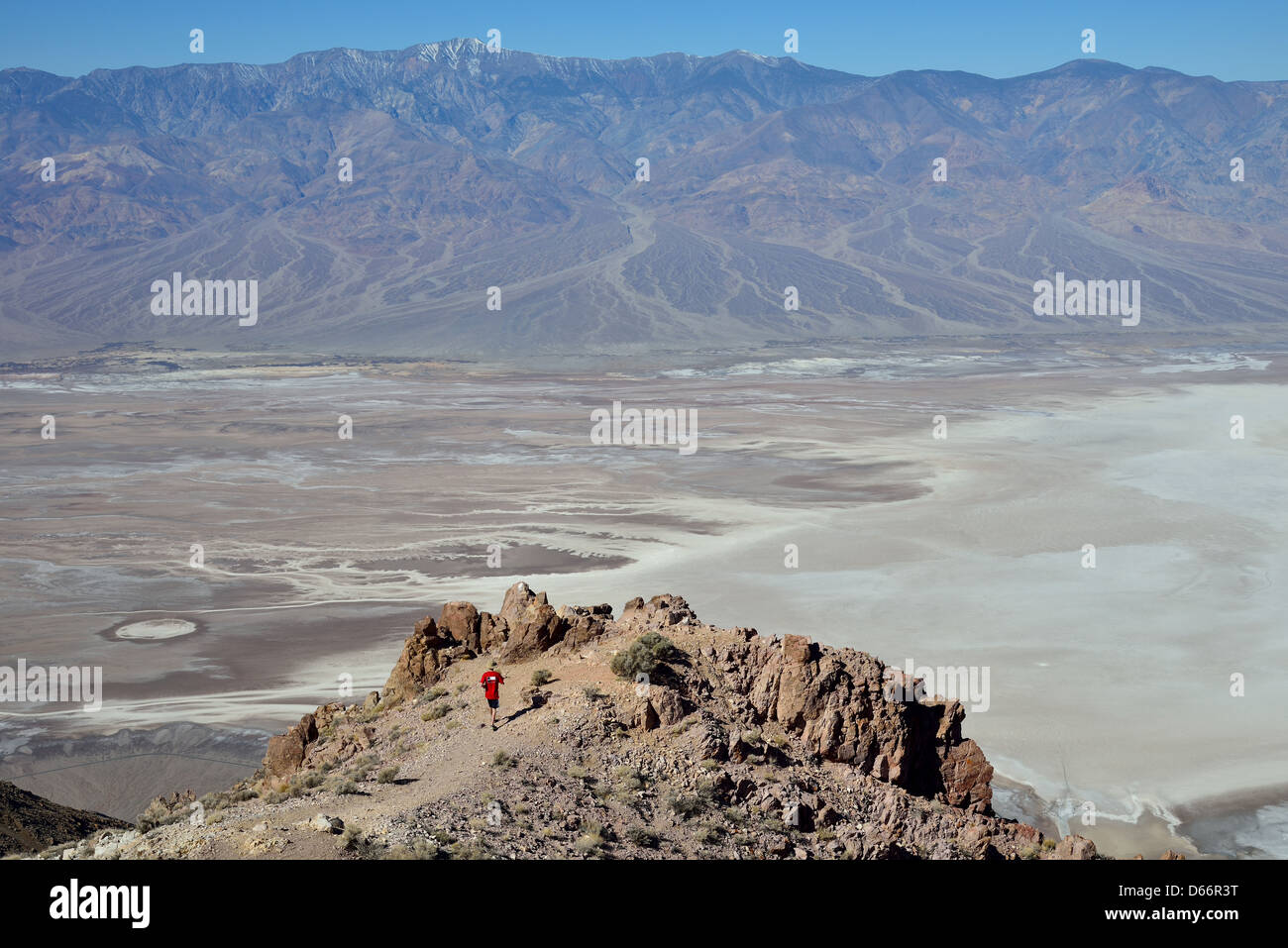 Dante, vista da 11.000' Telescopio a picco -281' Badwater Basin. Parco Nazionale della Valle della Morte, California, Stati Uniti d'America. Foto Stock