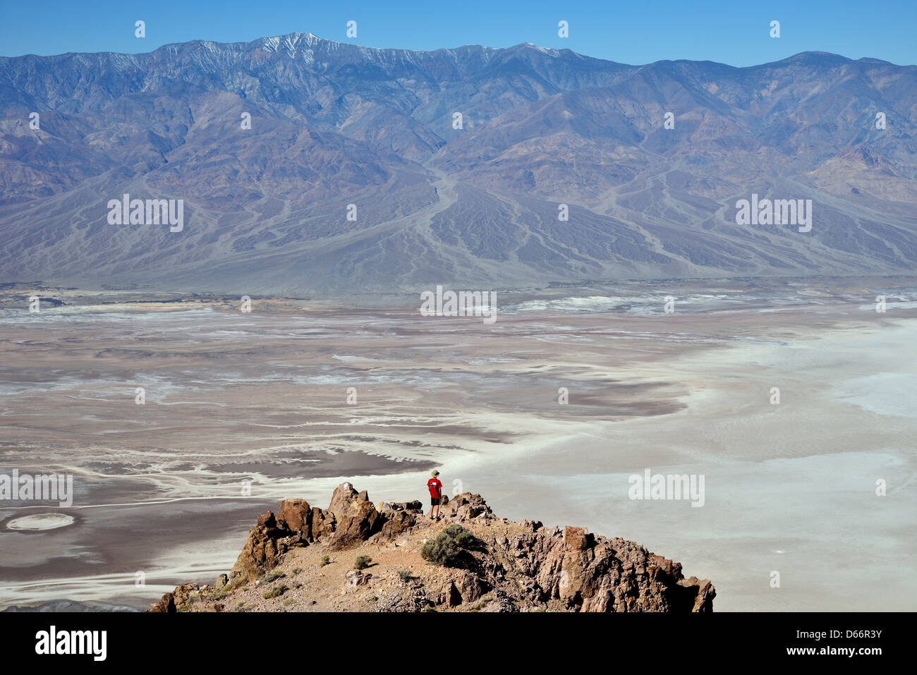 Dante, vista da 11.000' Telescopio a picco -281' Badwater Basin. Parco Nazionale della Valle della Morte, California, Stati Uniti d'America. Foto Stock