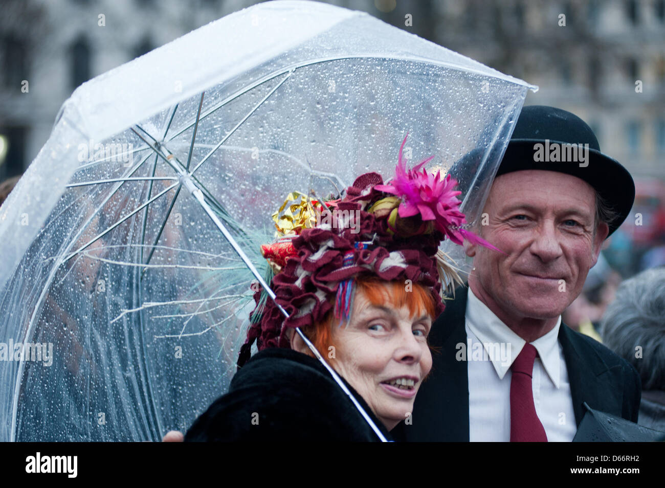 London, Regno Unito - 13 Aprile 2013: Raga boschi in posa per una foto durante le celebrazioni della Baronessa Thatcher's morte a Trafalgar SquarethThatcher della morte. Piero Cruciatti/Alamy Live News Foto Stock
