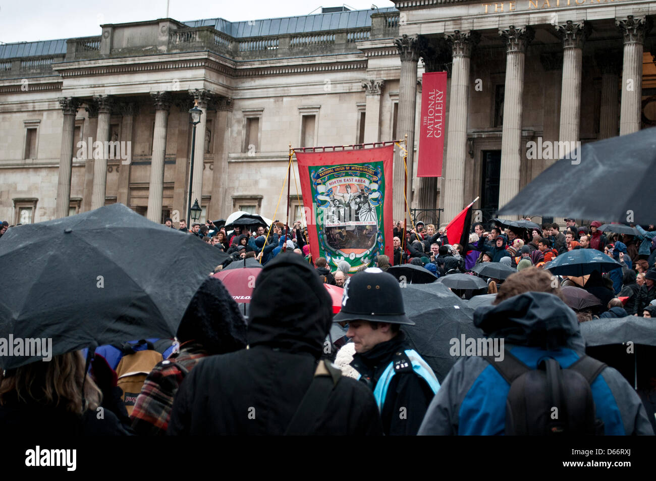 I minatori sindacato banner durante la manifestazione per la morte della signora Thatcher - Londra. 13/04/2013 Foto Stock
