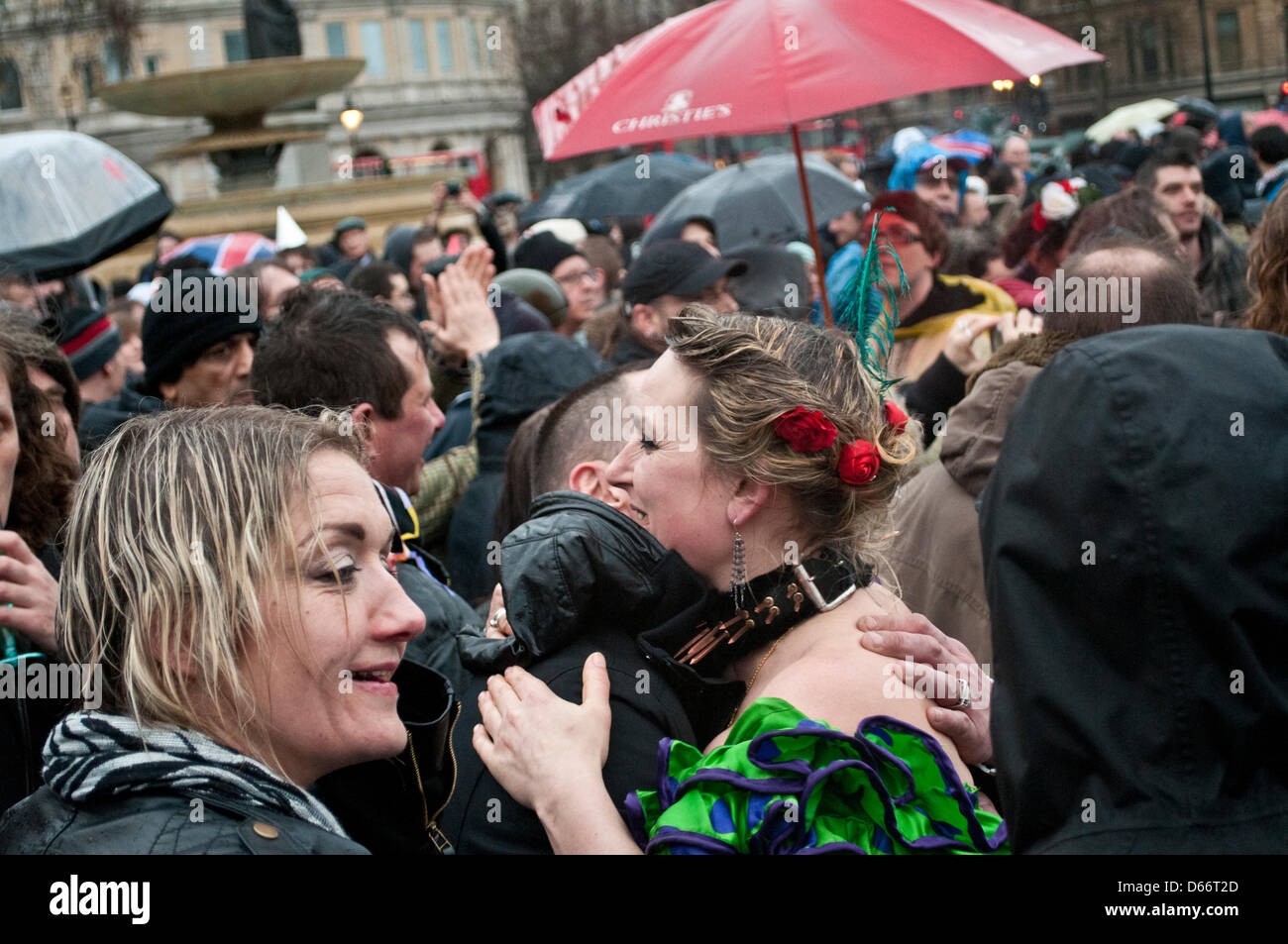 I festaioli durante la manifestazione per la morte della signora Thatcher - Londra. 13/04/2013 Foto Stock