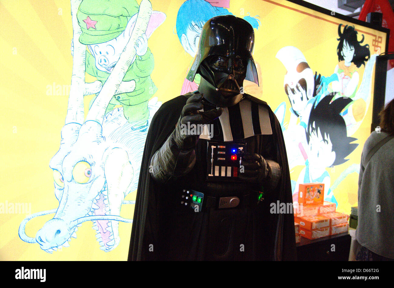Barcellona, Spagna. 12 aprile 2013. 31 comica internazionale Fiera di Barcellona (Internazionale Saló del Còmic de Barcelona) è questo fine settimana. Darth Vader soffocante. Fco Javier Rivas Martín/Alamy Live News Foto Stock