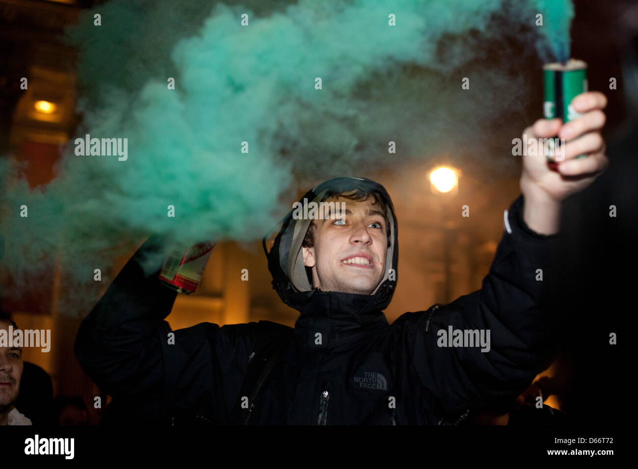 Londra, Regno Unito. Sabato 13 Aprile 2013 Un fumo verde flare era lasciate fuori da uno del partito festaioli. La festa era stata prevista per il primo sabato dopo l'ex primi ministri di morte. Nelson Pereira/Alamy Live News Foto Stock