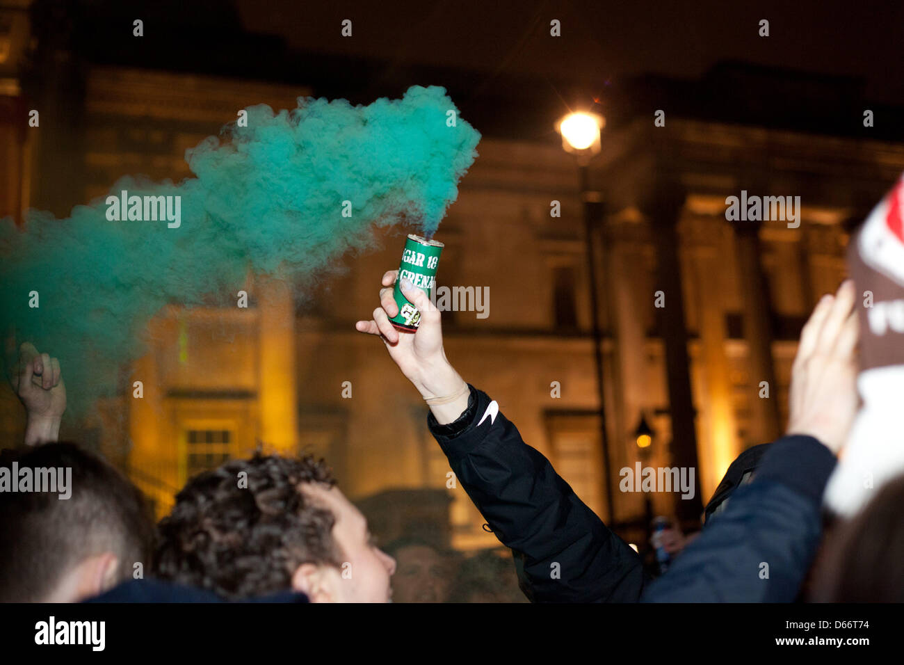 Londra, Regno Unito. Sabato 13 Aprile 2013 Un fumo verde flare era lasciate fuori da uno del partito di festeggianti. La festa era stata prevista per il primo sabato dopo l'ex primi ministri di morte. Nelson Pereira/Alamy Live News Foto Stock