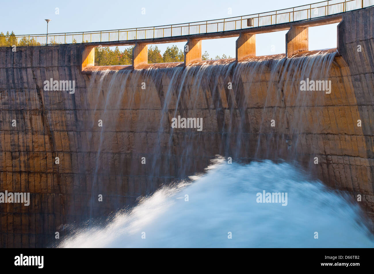 Rybniza Jezero Dam e l'acqua che scorre attraverso i canali Foto Stock