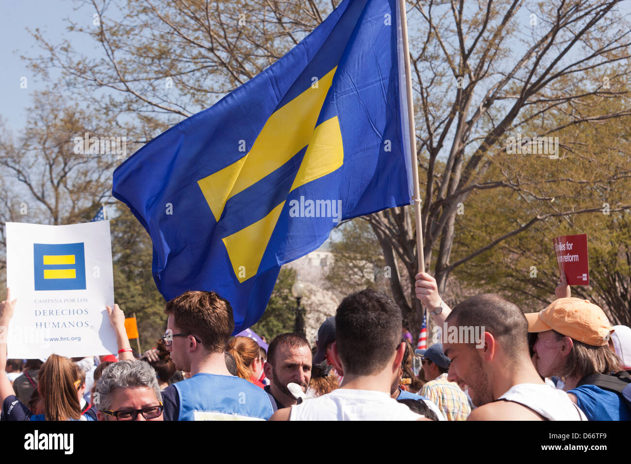 Simbolo di uguaglianza bandiera nella folla Foto Stock