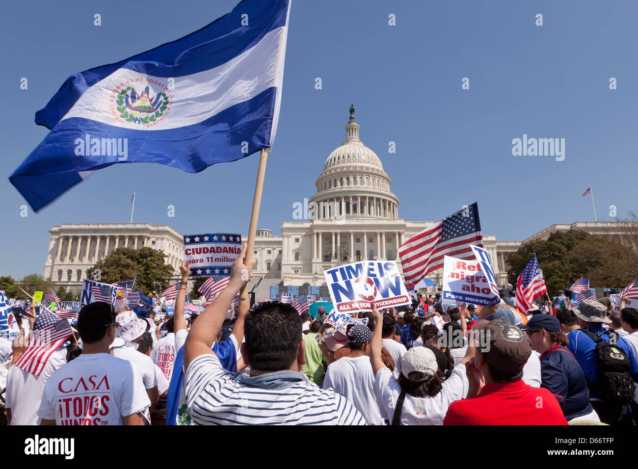 L'uomo sventola una bandiera di El Salvador bandiera presso il Campidoglio US durante la riforma dell immigrazione rally - Washington DC, Stati Uniti d'America Foto Stock
