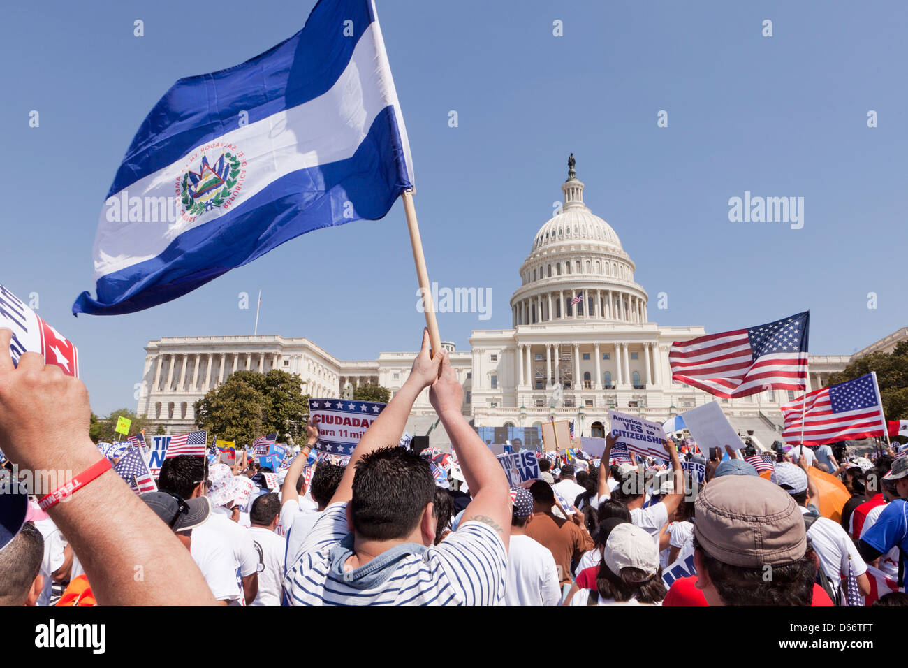 L'uomo sventola una bandiera di El Salvador bandiera presso il Campidoglio US durante la riforma dell immigrazione rally - Washington DC, Stati Uniti d'America Foto Stock