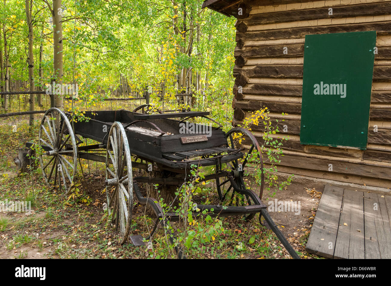 Buggy di fronte all edificio del museo, con fogliame di autunno, Vicksburg città fantasma, Sawatch montagne, Colorado. Foto Stock