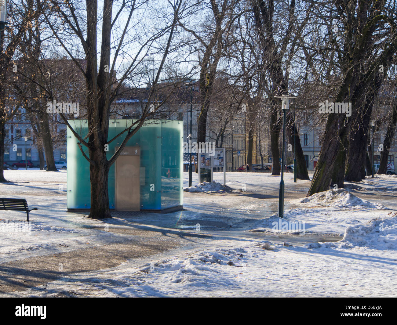 Architettura moderna in old park, opaco, facciata in vetro verde, un orinatoio in Sofienbergparken Grunerløkka Oslo Foto Stock