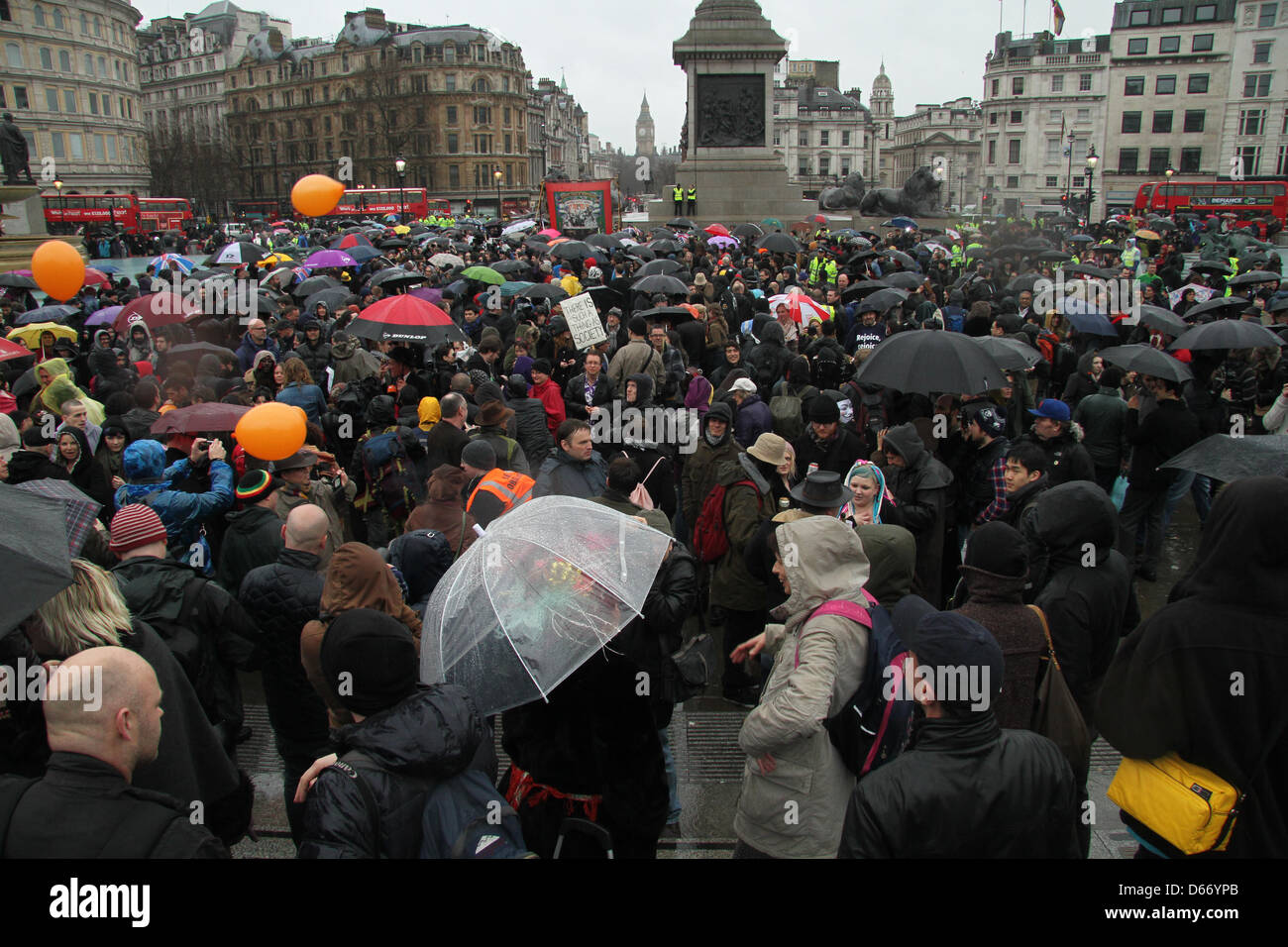 Trafalgar Square, London, Regno Unito.Il 13 aprile 2013. Gli studenti, i socialisti e gli anarchici contrassegnato ex primo ministro di morte per una dimostrazione in Trafalgar Square. Due decenni fa, l'anarchico collettivo di guerra di classe ha detto che ci dovrebbe essere un raduno a Trafalgar Square a 6pm il primo sabato dopo la Thatcher della morte. Foto Stock